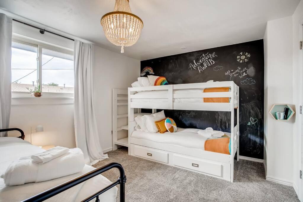 Family Townhome Near Mountains & Olde Town Арвада Екстер'єр фото